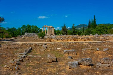Yunanistan 'daki antik Nemea kompleksindeki Zeus tapınağının kalıntıları.
