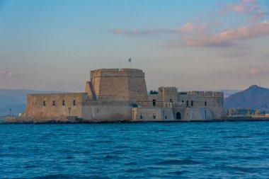 Yunan Nafplio kasabası yakınlarındaki Bourtzi kalesi.