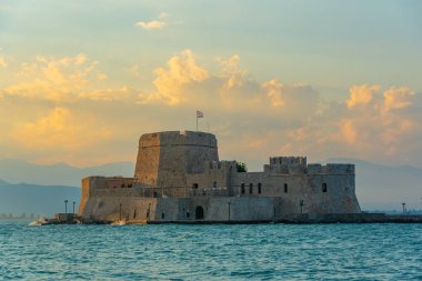 Yunan Nafplio kasabası yakınlarındaki Bourtzi kalesi.
