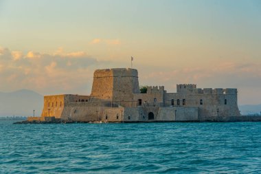 Yunan Nafplio kasabası yakınlarındaki Bourtzi kalesi.