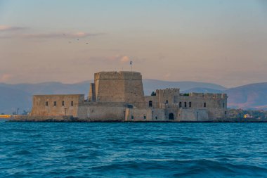 Yunan Nafplio kasabası yakınlarındaki Bourtzi kalesi.