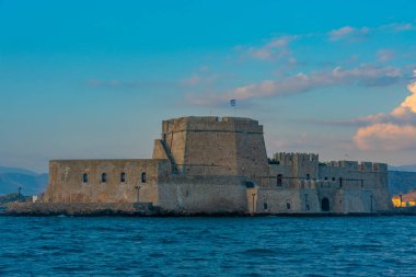 Yunan Nafplio kasabası yakınlarındaki Bourtzi kalesi.