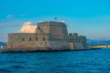 Yunan Nafplio kasabası yakınlarındaki Bourtzi kalesi.