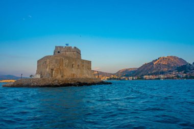 Bourtzi kalesi ve Yunan kenti Nafplio manzarası.