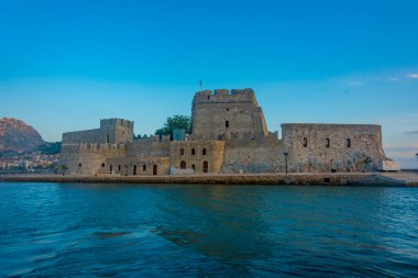 Yunan Nafplio kasabası yakınlarındaki Bourtzi kalesi.
