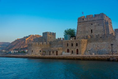 Yunan Nafplio kasabası yakınlarındaki Bourtzi kalesi.