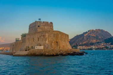 Yunan Nafplio kasabası yakınlarındaki Bourtzi kalesi.