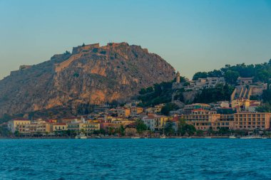 Yunan kenti Nafplio 'da deniz kenarına bakan Palamidi kalesi.