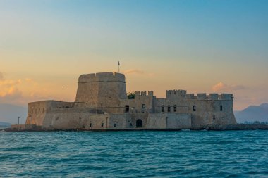 Yunan Nafplio kasabası yakınlarındaki Bourtzi kalesi.