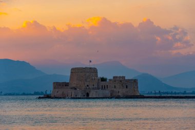 Yunan kenti Nafplio yakınlarındaki Bourtzi kalesinin günbatımı manzarası.