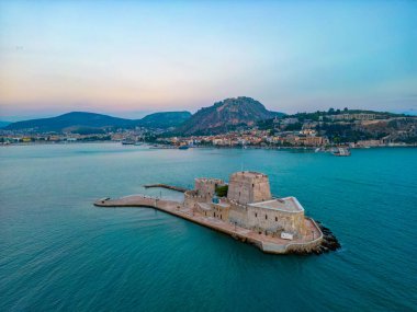 Bourtzi kalesi ve Yunan kenti Nafplio manzarası.