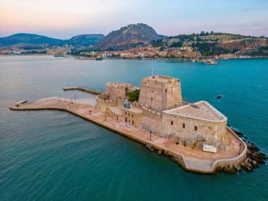 Bourtzi kalesi ve Yunan kenti Nafplio manzarası.