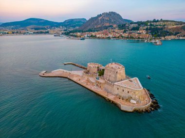 Bourtzi kalesi ve Yunan kenti Nafplio manzarası.