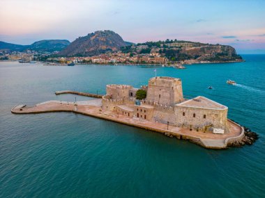 Bourtzi kalesi ve Yunan kenti Nafplio manzarası.