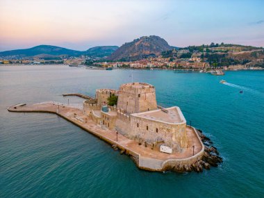 Bourtzi kalesi ve Yunan kenti Nafplio manzarası.