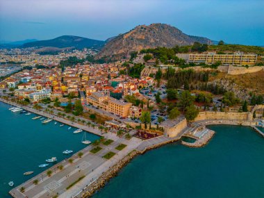 Yunan kenti Nafplio 'da deniz kenarına bakan Palamidi kalesi.