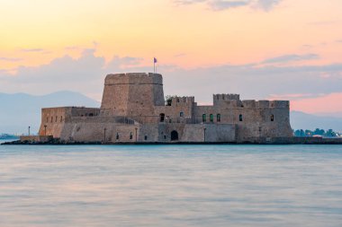 Yunan kenti Nafplio yakınlarındaki Bourtzi kalesinin günbatımı manzarası.