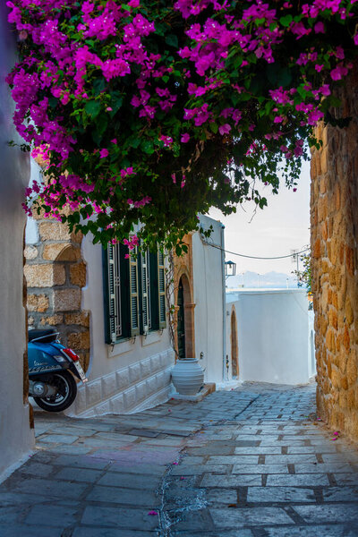 Вид на закат белых улиц греческого города Линдос на острове Родос.