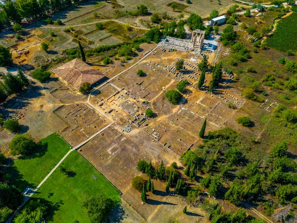Yunanistan 'daki antik Nemea kompleksindeki Zeus Tapınağı Panoraması.