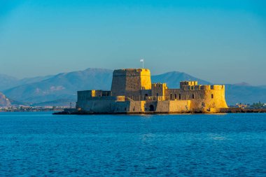 Yunan Nafplio kasabası yakınlarındaki Bourtzi kalesi.