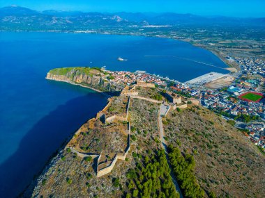 Palamidi Kalesi ve Yunan kenti Nafplio 'nun Panorama manzarası.