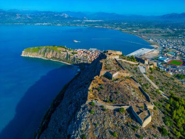 Palamidi Kalesi ve Yunan kenti Nafplio 'nun Panorama manzarası.