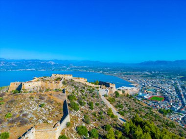 Palamidi Kalesi ve Yunan kenti Nafplio 'nun Panorama manzarası.