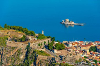 Yunanistan 'ın Nafplio kentindeki Akronafplia Kalesi ve Bourtzi kalesinin Panorama manzarası.
