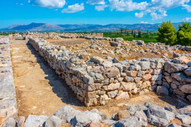 Tiryns Yunanistan 'ın Mora kentindeki Argolis' te Miken arkeolojik bir sitedir..