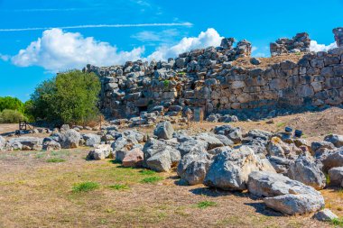 Tiryns Yunanistan 'ın Mora kentindeki Argolis' te Miken arkeolojik bir sitedir..