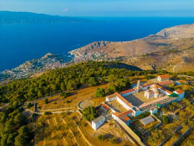 Yunanistan 'daki Hydra kasabası ve Peygamber Elias Manastırı manzarası.