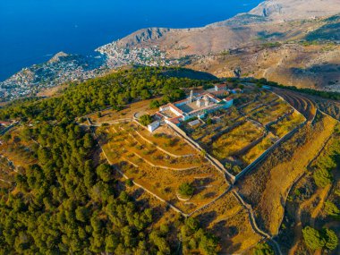 Yunanistan 'daki Hydra kasabası ve Peygamber Elias Manastırı manzarası.