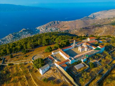 Yunanistan 'daki Hydra kasabası ve Peygamber Elias Manastırı manzarası.