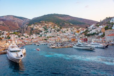 Yunanistan 'daki Hydra limanının günbatımı görünümü.