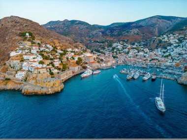 Yunanistan 'daki Hydra kasabasının günbatımı manzarası.