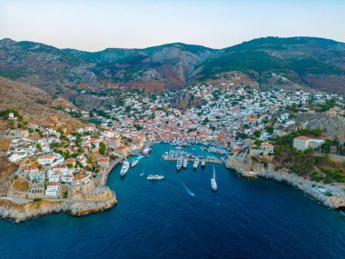 Yunanistan 'daki Hydra kasabasının günbatımı manzarası.