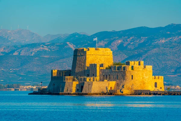 Yunan Nafplio kasabası yakınlarındaki Bourtzi kalesi.
