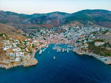 Yunanistan 'daki Hydra kasabasının günbatımı manzarası.