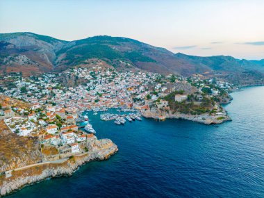 Yunanistan 'daki Hydra kasabasının günbatımı manzarası.
