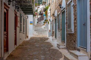 Yunan şehri Hydra 'da bir sokakta yaz günü.