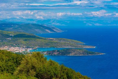 Yunanistan 'daki Palaia Epidavros ve çevresindeki kıyı şeridinin panorama manzarası.
