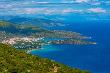 Yunanistan 'daki Palaia Epidavros ve çevresindeki kıyı şeridinin panorama manzarası.