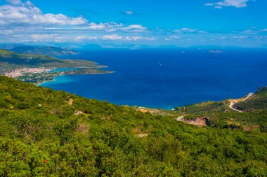 Yunanistan 'daki Palaia Epidavros ve çevresindeki kıyı şeridinin panorama manzarası.