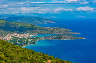 Yunanistan 'daki Palaia Epidavros ve çevresindeki kıyı şeridinin panorama manzarası.