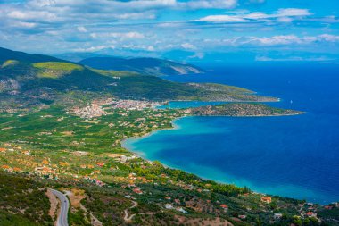 Yunanistan 'daki Palaia Epidavros ve çevresindeki kıyı şeridinin panorama manzarası.