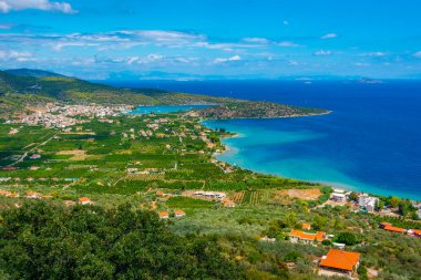 Yunanistan 'daki Palaia Epidavros ve çevresindeki kıyı şeridinin panorama manzarası.