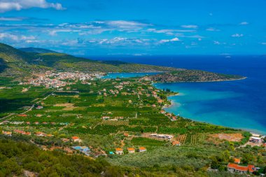 Yunanistan 'daki Palaia Epidavros ve çevresindeki kıyı şeridinin panorama manzarası.