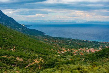 Yunanistan 'ın Mora adasındaki Poulithra köyünün Panorama manzarası.