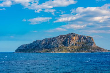 Yunanistan 'da Monemvasia kayalarının manzarası.