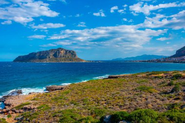 Yunanistan 'da Monemvasia kayalarının manzarası.